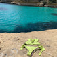 Bikini tendencia 2023 verano. bikini verde en cala agua turquesa