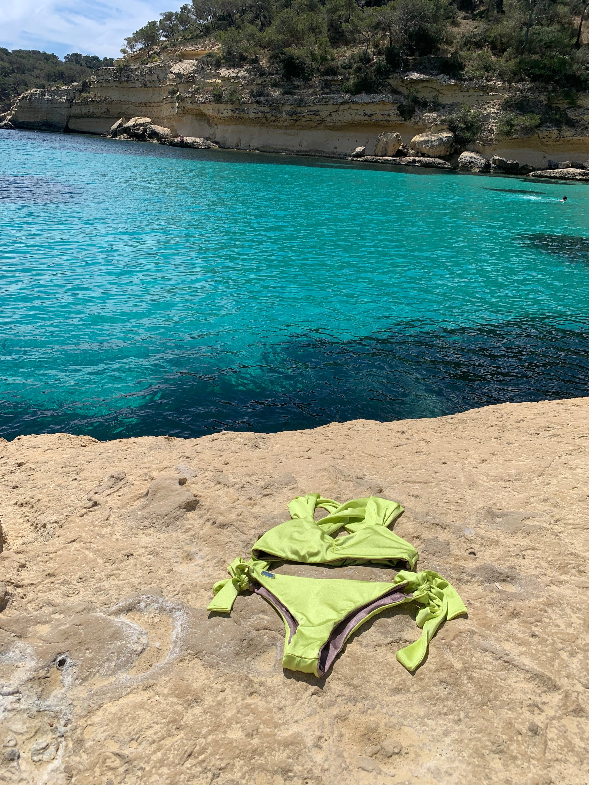 Bikini tendencia 2023 verano. bikini verde en cala agua turquesa